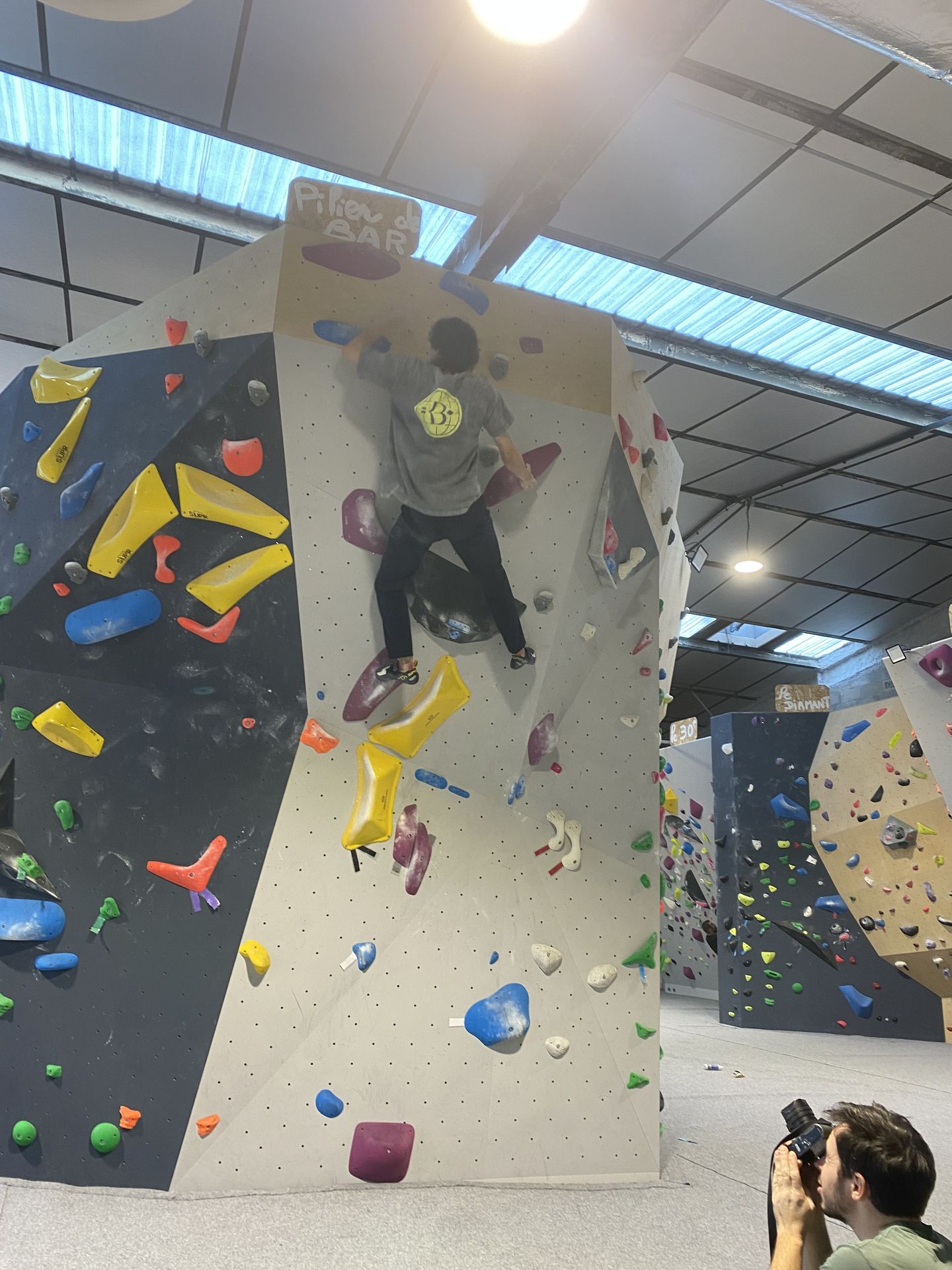 Grimpeurs sur les blocs à Upzone 360 Dole Jura