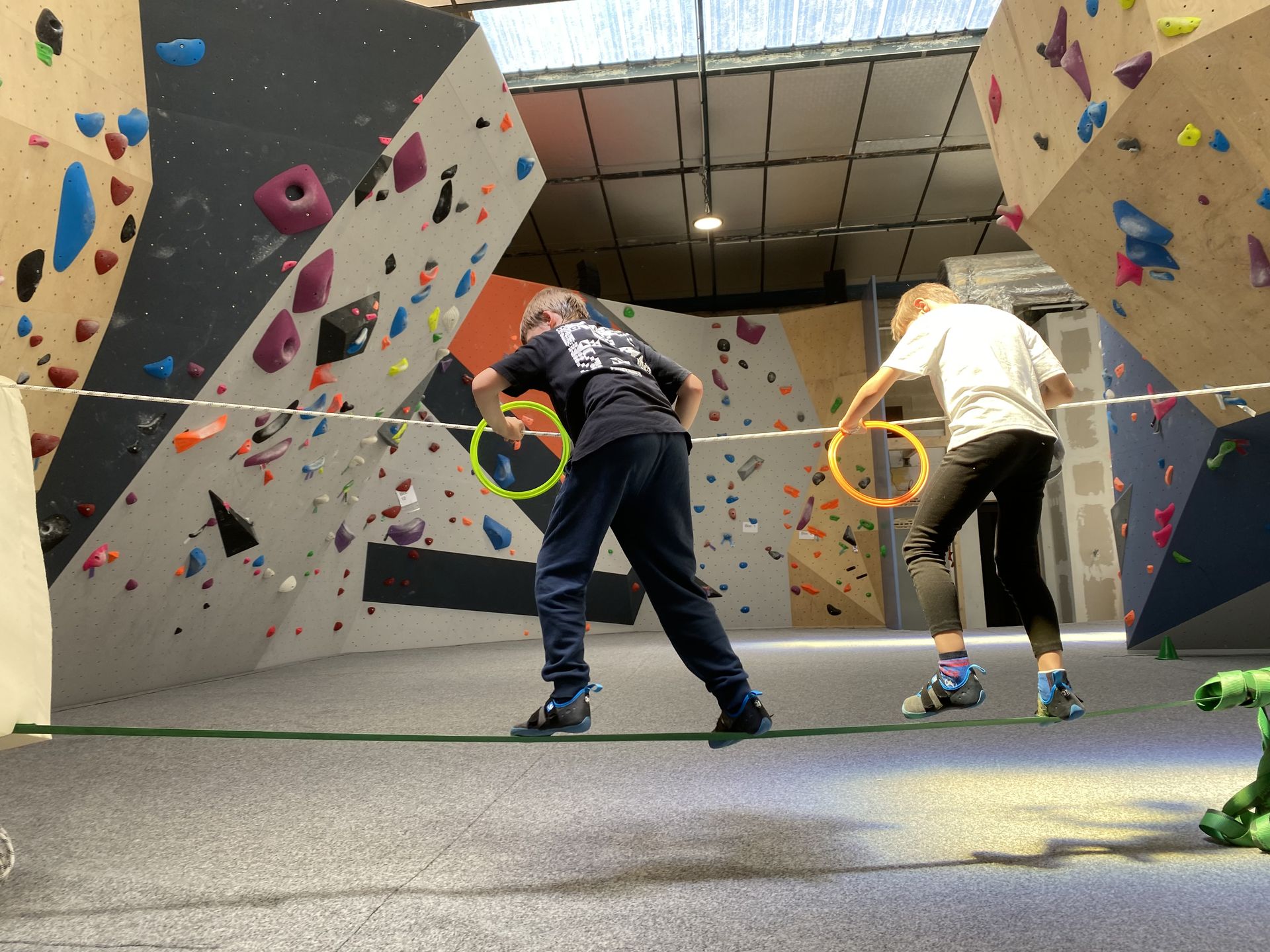 Salle d'escalade de bloc Upzone 360 Dole - Vue d'ensemble des murs