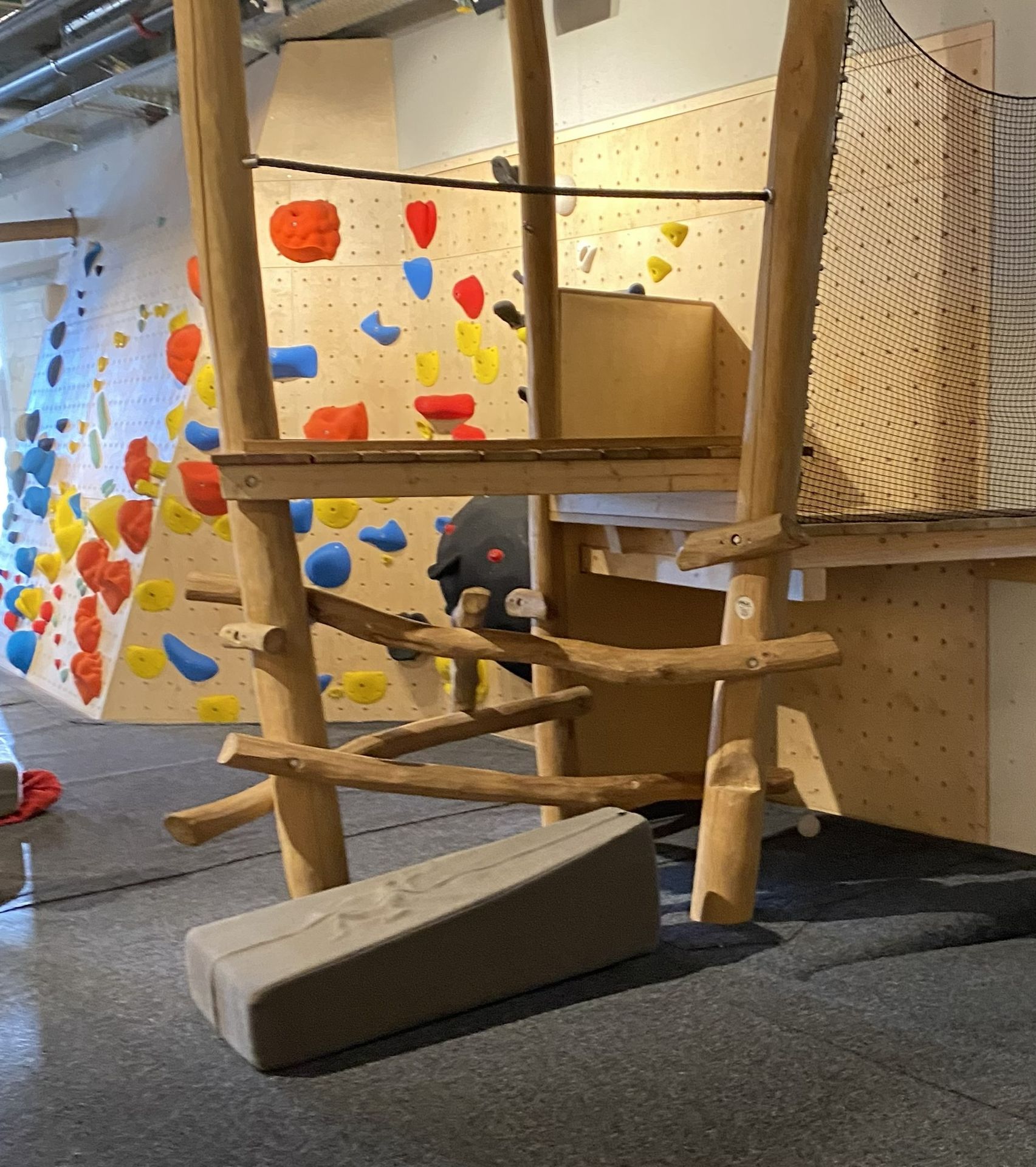 Activité escalade de bloc à Upzone 360 Dole Jura